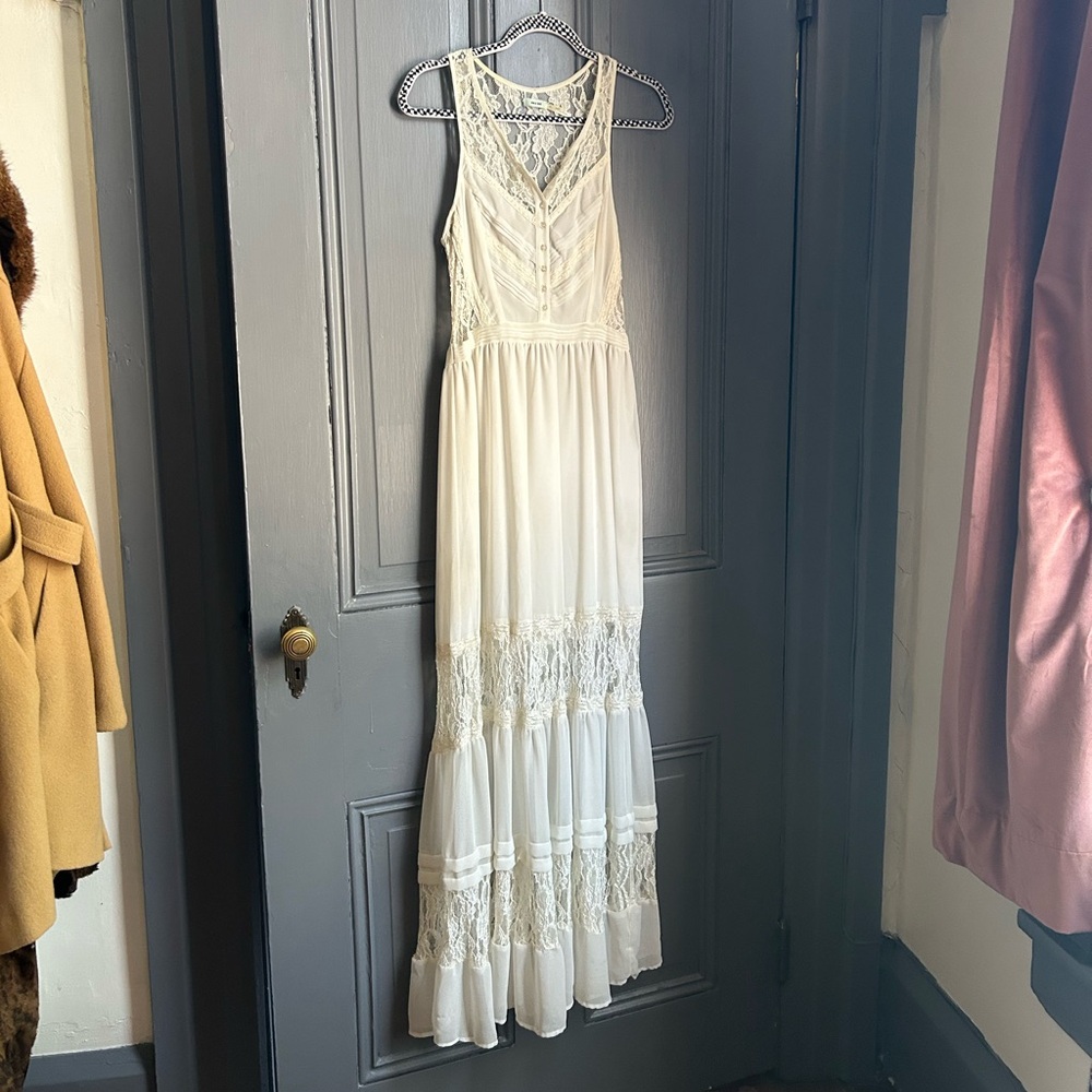 Gorgeous white lace tiered maxi dress - Picture 7 of 8